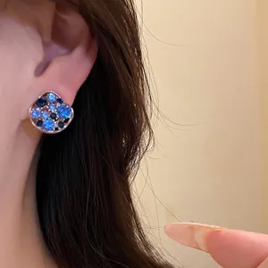 Exquisite gedrehte Rautenohrstecker mit blauen Strasssteinen und 925er Silbernadel