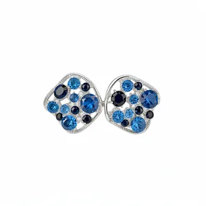 Elegante rautenförmige Ohrstecker mit funkelnden blauen Kristallen auf Silbernadeln