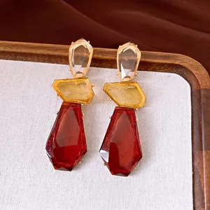 Elegante geometrische Harz-Ohrhänger mit unregelmäßigem, mehrfarbigem Design