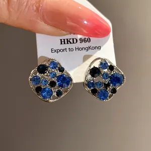 Detailansicht eleganter rautenförmiger Ohrringe mit blauen und schwarzen Kristallen