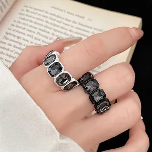 Anello aperto esagonale in cristallo stile retrò con montature bianche e nere
