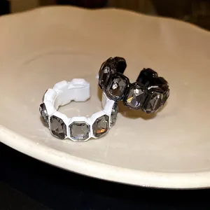 Elegante anello aperto esagonale con strass grigio scuro in finitura bianca e nera
