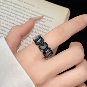 Primo piano di un anello aperto vintage con strass esagonali neri