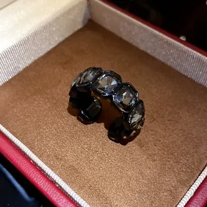 Anello esagonale nero vintage con cristalli scintillanti, gioiello alla moda elegante.