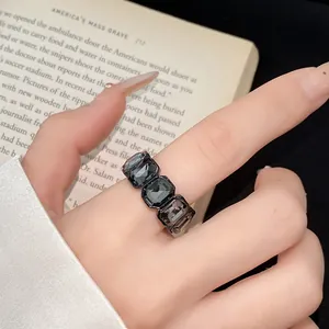 Primo piano di un anello vintage esagonale grigio scuro con cristalli sfaccettati