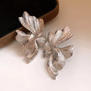 Eleganti orecchini in argento con trama irregolare e design geometrico a petalo unico