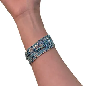 Elegantes mehrlagiges elastisches Armband mit blauen und silbernen Strasssteinen am Handgelenk