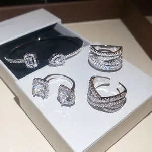 Primo piano di un set di gioielli in zircone argento con pietre quadrate e a goccia
