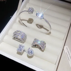 Dettaglio di set di gioielli in zirconia con anelli e bracciale in una scatola regalo.