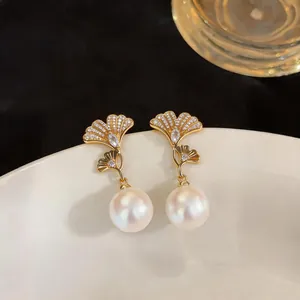 Elegantes pendientes de perlas con hoja de ginkgo estilo francés y circonitas brillantes