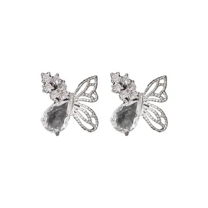 Boucles d'oreilles papillon élégantes en argent avec zircon et design ajouré complexe