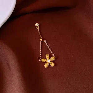 Elegante anello a fiore dorato con zirconi e catenella regolabile