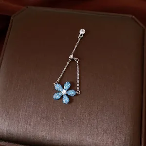 Elegante anello regolabile in argento con ciondolo a forma di fiore in zircone blu