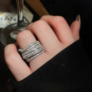 Dettaglio di un anello multistrato nei toni dell'argento con zirconi chiari brillanti