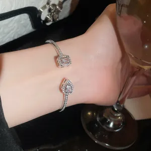 Elegante bracciale rigido aperto argento con zirconi quadrati e a goccia