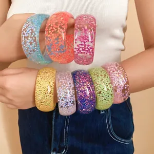 Vivaci bracciali rigidi in resina iridescente con scaglie colorate per donne.