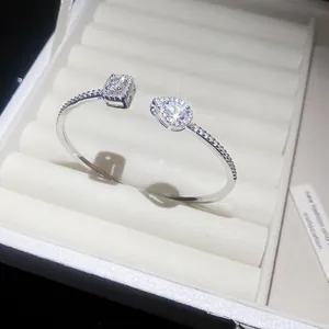 Elegante bracciale aperto in argento con zirconi quadrati e a goccia in un astuccio
