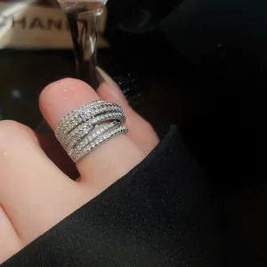 Vista dettagliata di un anello multistrato in argento con pietre di zircone pavé