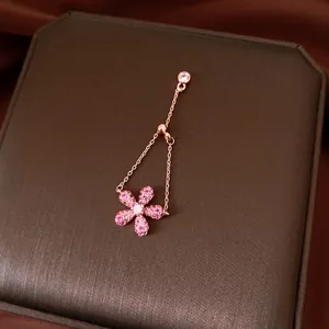 Dettaglio macro di un anello regolabile in oro rosa con fiore di zirconi rosa brillanti