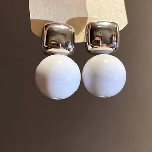 Moderne quadratische Metall- und weiße Harzkugel-Ohrstecker für Damenschmuck