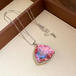 Elegante collana con pendente in cristallo geometrico e catena d'argento in scatola