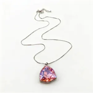 Elegante collana d'argento con un grande ciondolo di cristallo rosa triangolare sfaccettato