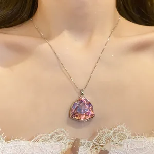 Elegante collana con ciondolo a triangolo e pietra rosa scintillante da donna