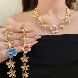 Collana vintage stile palazzo con fiori dorati smaltati e bracciale coordinato
