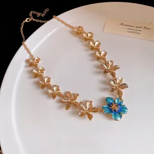 Squisita collana vintage a fiori dorati con pendente floreale in smalto blu elegante