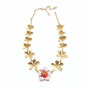 Elegante collana vintage dorata con fiore in smalto bianco e ciondoli floreali in metallo