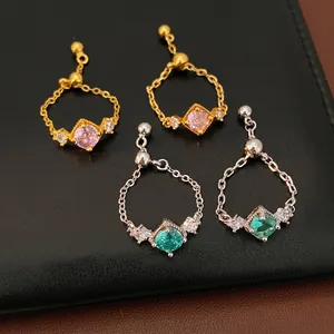 Bagues ajustables en chaîne dorée et argentée avec zircons carrés roses et verts.