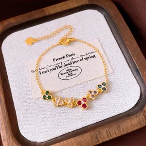 Élégant bracelet vintage français en or avec des fleurs en zircon coloré pour femme
