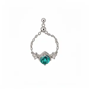 Bague chaîne réglable en argent élégante avec une pierre de zircone vert émeraude.
