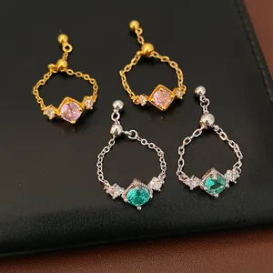 Bagues de chaîne réglables avec zircons carrés roses et verts sur fond de cuir noir