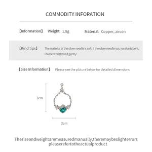 Détail d'une bague ajustable en argent avec zircon vert et dimensions de 3 cm