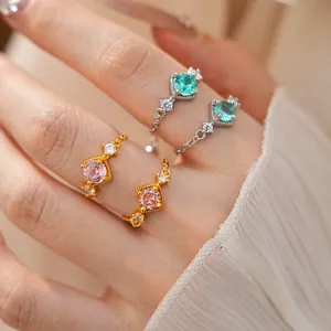 Vue détaillée de bagues réglables avec zircons losanges roses et bleu turquoise