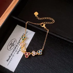 Détail macro du bracelet à fleurs vintage français avec zircons multicolores