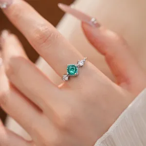 Gros plan d'une élégante bague réglable en zircon vert avec pierres blanches brillantes