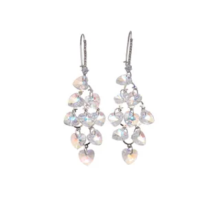Eleganti orecchini pendenti argentati con cuori di cristallo a cascata e zirconi.
