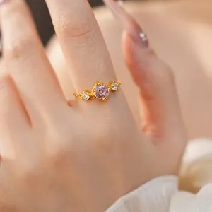 Vue détaillée d'une bague en or élégante ornée d'un zircon violet carré portée au doigt