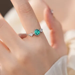 Détail d'une bague réglable en argent ornée d'un zircon vert très étincelant