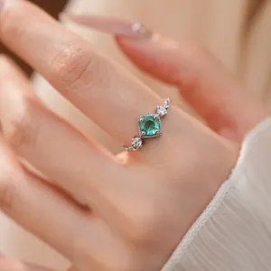 Vue détaillée d'une bague réglable en argent ornée d'un zircon vert de forme carrée