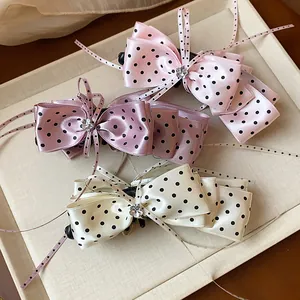 Détail de barrettes à cheveux élégantes en satin à pois avec strass en trois couleurs