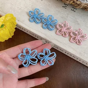 Orecchini a Bottone in Lega a Forma di Fiore Traforato Con Perno in Argento Sterling 925 Smaltato Floreale per Donna Gioielli