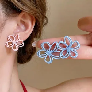 Orecchini a lobo a forma di fiore traforato con smalto pastello per un look fresco.