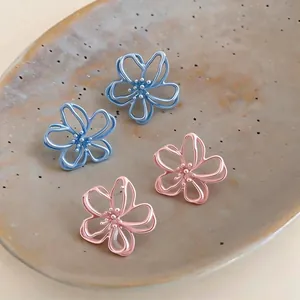Eleganti orecchini a lobo a fiore traforato con smalto colorato in rosa e azzurro