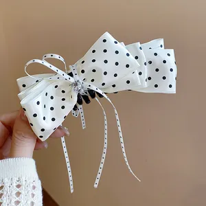 Barrette à cheveux élégante avec nœud à pois blanc, strass et détail de ruban soyeux