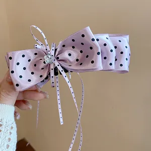 Pince à cheveux élégante à nœud rose à pois avec de longs rubans et un centre en cristal brillant
