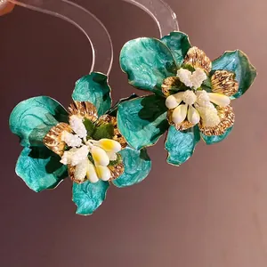 Orecchini a perno a fiore in smalto turchese bohémien con perle per vacanze al mare.