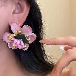 Eleganti orecchini a fiore rosa stile bohémien con bordi dorati per vacanze al mare